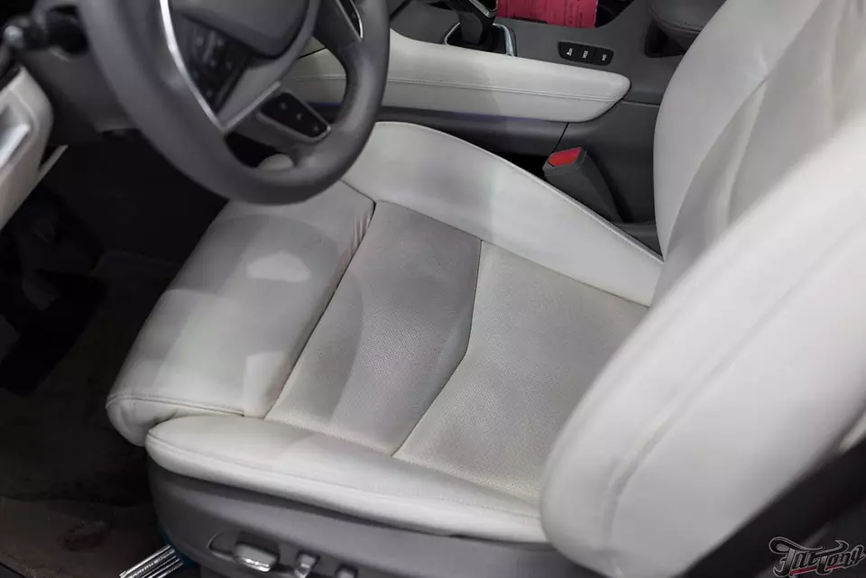 Cadillac XT5. Химчистка сидений и покраска белой кожи.